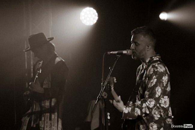 Квітчаста піжама, босі ноги і сотні «дякую»: у Луцьку – «майже квартирник» Бабкіна. ФОТО