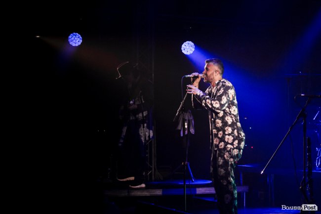 Квітчаста піжама, босі ноги і сотні «дякую»: у Луцьку – «майже квартирник» Бабкіна. ФОТО