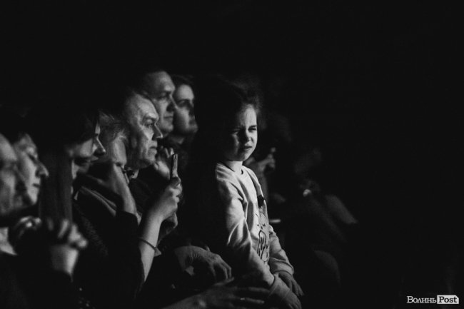 Квітчаста піжама, босі ноги і сотні «дякую»: у Луцьку – «майже квартирник» Бабкіна. ФОТО