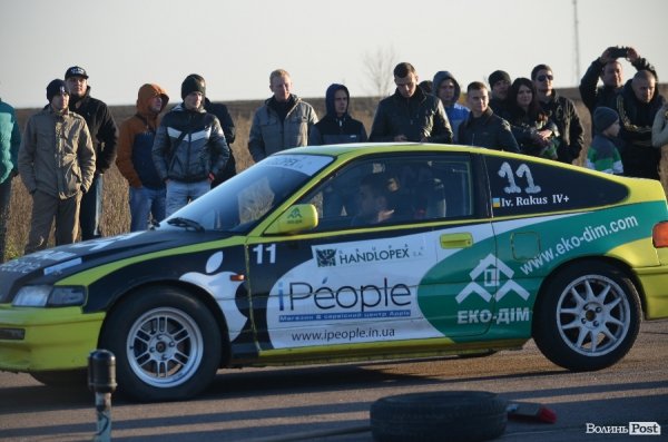 Під Луцьком відбувся чемпіонат з дрег-рейсингу. ФОТО