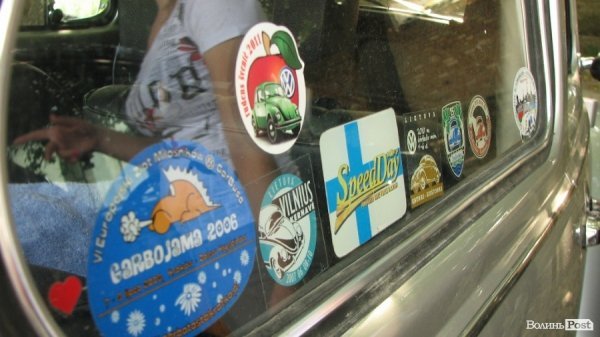 До Луцького замку прибув кортеж ретроавтомобілів. ФОТО