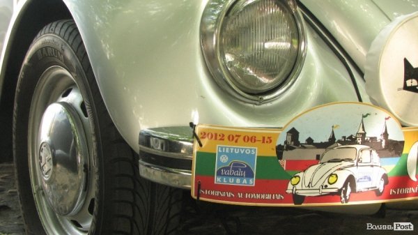 До Луцького замку прибув кортеж ретроавтомобілів. ФОТО