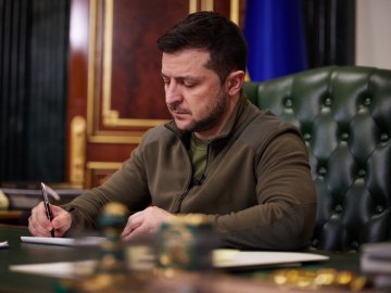 Зеленський ввів санкції проти 407 осіб, серед них – українські