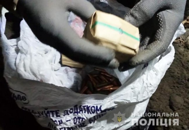 У Луцьку знайшли таємний сховок у землі, де чоловік зберігав гранати і патрони. ФОТО. ВІДЕО