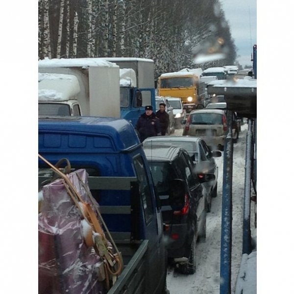 У Росії в величезних заторах мерзнуть та голодують люди. ФОТО