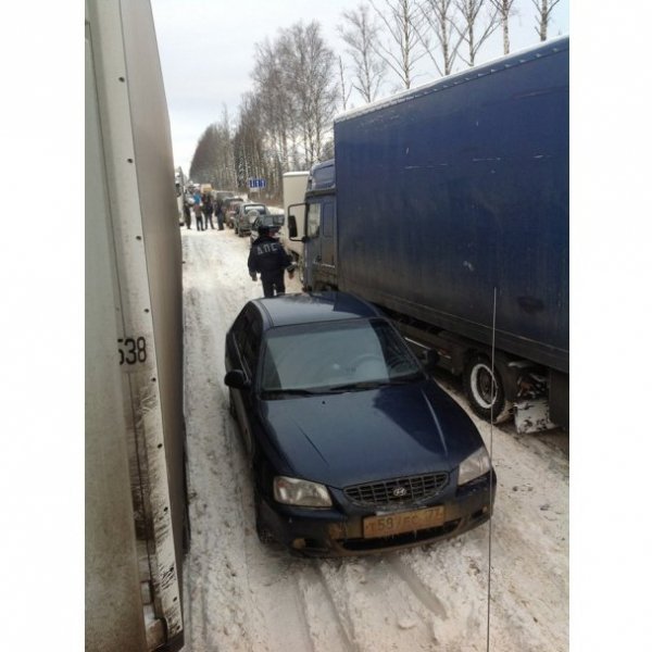 У Росії в величезних заторах мерзнуть та голодують люди. ФОТО