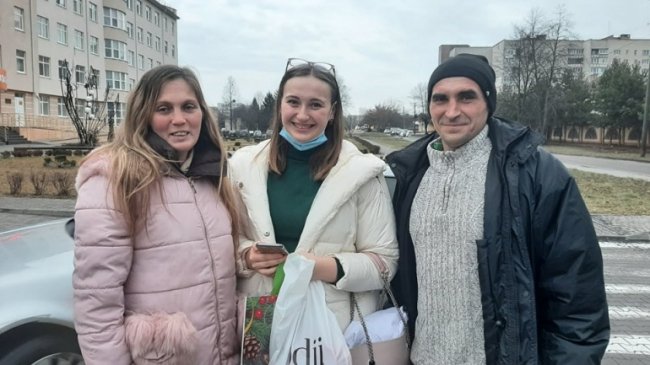 Пологи приймав 15-річний син: у Луцьку з перинатального виписали жінку, яка народила в бусі