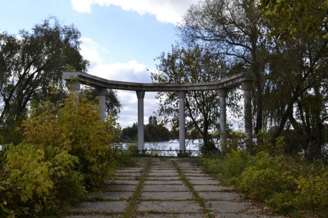 Чудовий парк на Волині заріс чагарниками і захаращений сміттям. ФОТО