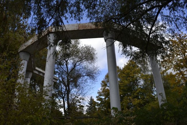 Чудовий парк на Волині заріс чагарниками і захаращений сміттям. ФОТО