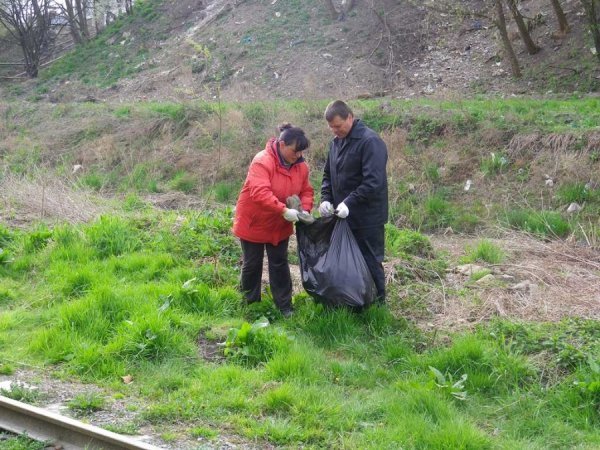 Як лучани прибирають місто до Великодня. ФОТО