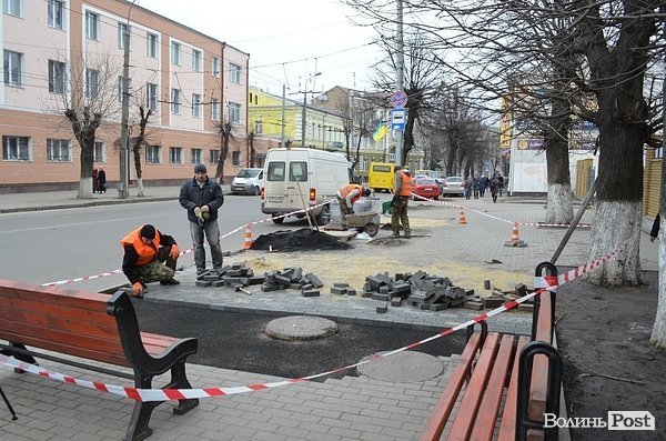 У Луцьку триває відновлення бруківки біля міліції. ФОТО