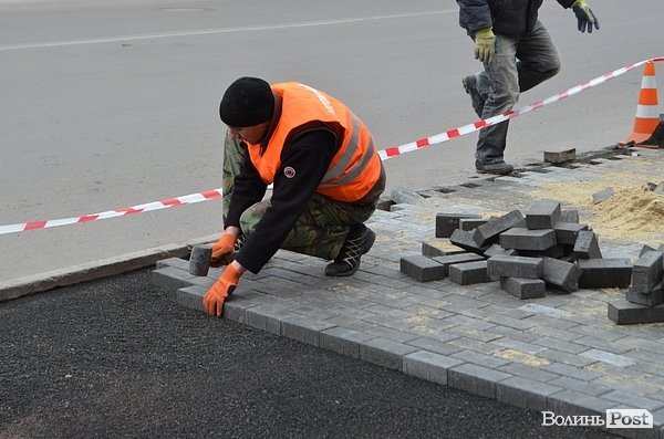 У Луцьку триває відновлення бруківки біля міліції. ФОТО