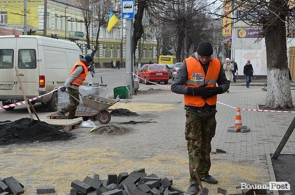 У Луцьку триває відновлення бруківки біля міліції. ФОТО