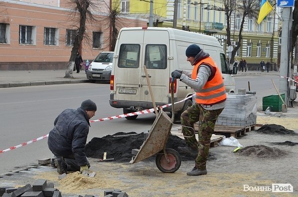 У Луцьку триває відновлення бруківки біля міліції. ФОТО