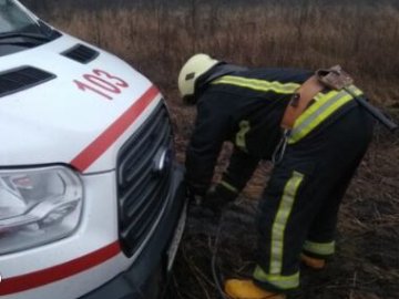 Під Луцьком «швидка» застрягла у багнюці