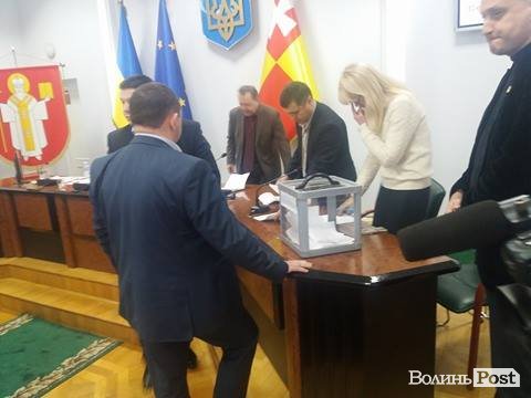 Позачергова сесія Луцької міськради. ЯК ЦЕ БУЛО