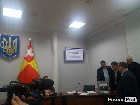 Позачергова сесія Луцької міськради. ЯК ЦЕ БУЛО