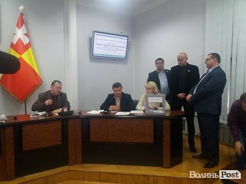 Позачергова сесія Луцької міськради. ЯК ЦЕ БУЛО