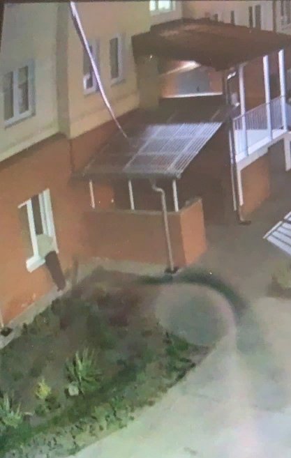 На Волині невідомий обкрадає автомобілі: просять впізнати злочинця