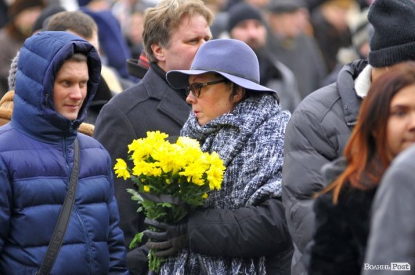 Фото прощання з міським головою Луцька Миколою Романюком