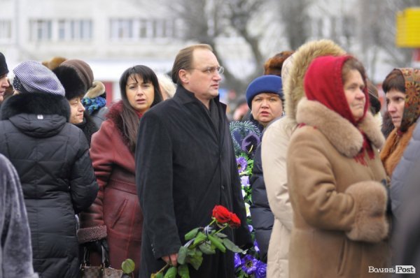 Фото прощання з міським головою Луцька Миколою Романюком