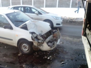 Аварія в Луцьку: легковик «наздогнав» автобус