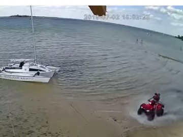 Світязь: п’яний молодик на квадроциклі гасав по озері. ВІДЕО