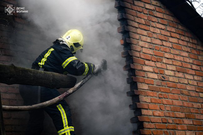 На Волині горів житловий будинок: до лікарні госпіталізували його власницю