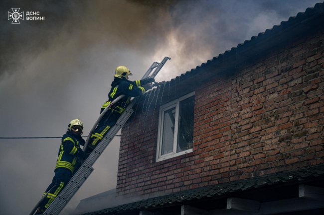 На Волині горів житловий будинок: до лікарні госпіталізували його власницю