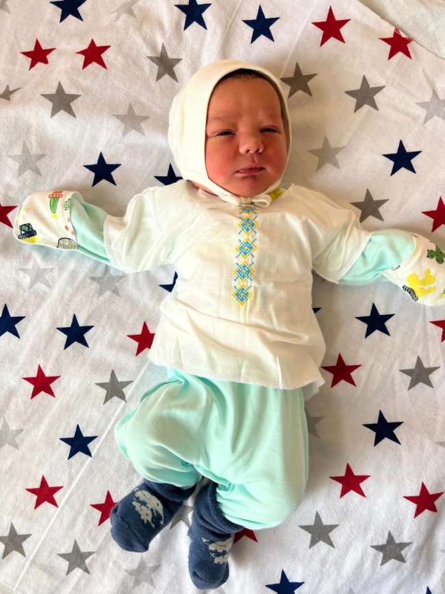 У пологовому на Волині немовлят одягнули у перші в їхньому житті вишиванки. ФОТО