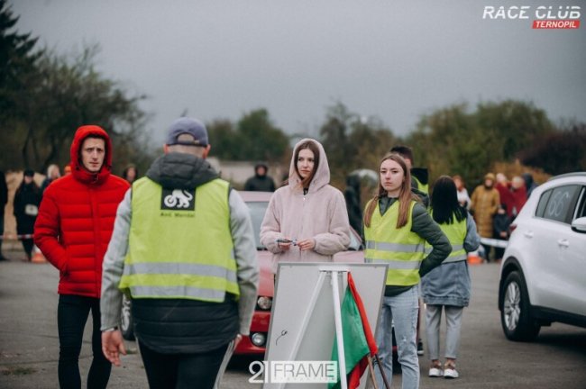 Під Луцьком влаштували екстремальні автогонки. ФОТО 