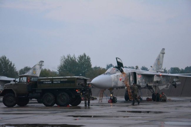 Військові розповіли про навчання авіації на Волині