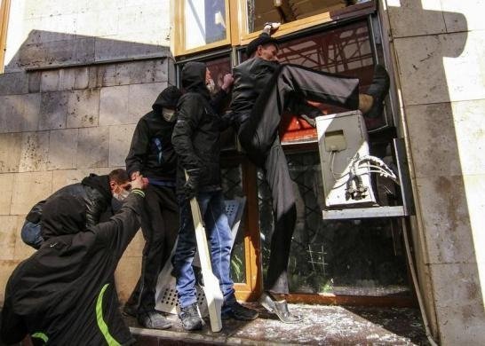 Як «туристи Путіна» захоплювали адмінбудівлі на сході України. ФОТО