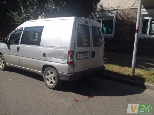 У Луцьку Peugeot «врізалося» в припарковане авто