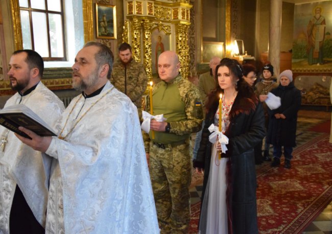 Після першої ротації вирішили взяти церковний шлюб: на Волині повінчався воїн-прикордонник. ФОТО