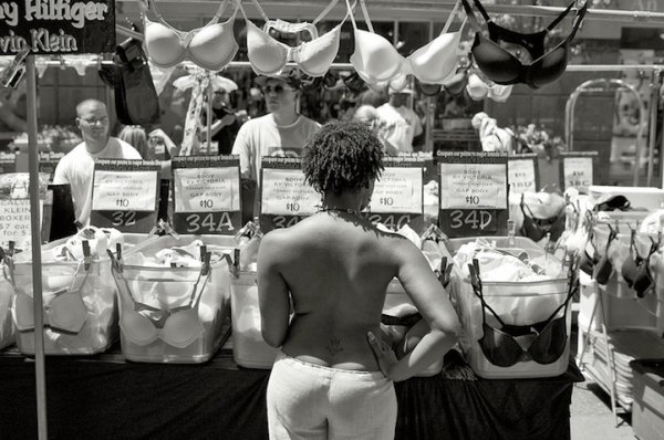 Фотопротест: жінки з голими грудьми на вулицях міста