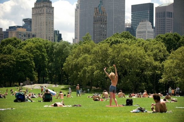 Фотопротест: жінки з голими грудьми на вулицях міста