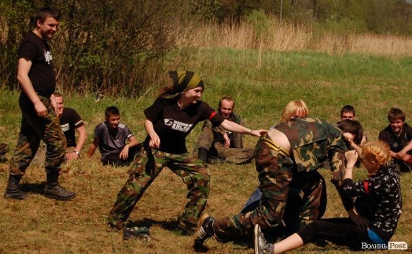 У волинських лісах «воюють» Чорна сотня і сотня Перця. ФОТО 