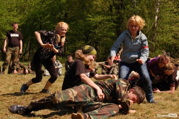 У волинських лісах «воюють» Чорна сотня і сотня Перця. ФОТО 