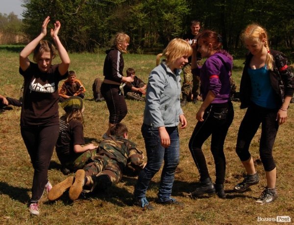 У волинських лісах «воюють» Чорна сотня і сотня Перця. ФОТО 