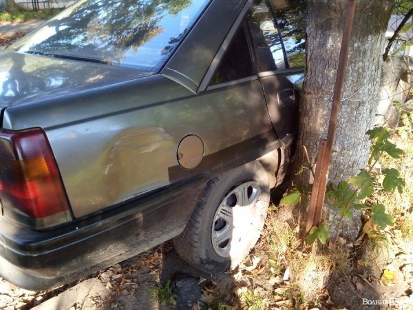 Поки міліція «спала», біля міськвідділку лучанину вщент розбили авто. ФОТО