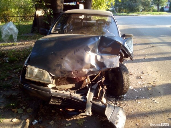 Поки міліція «спала», біля міськвідділку лучанину вщент розбили авто. ФОТО