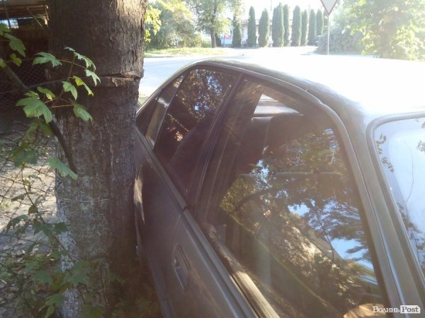 Поки міліція «спала», біля міськвідділку лучанину вщент розбили авто. ФОТО