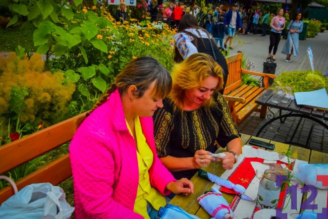 Плетіння вінків та показове годування тварин: як минула ніч у луцькому зоопарку. ФОТО