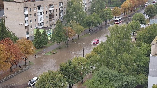 Підтоплені вулиці: показали наслідки зливи у Луцьку. ФОТО