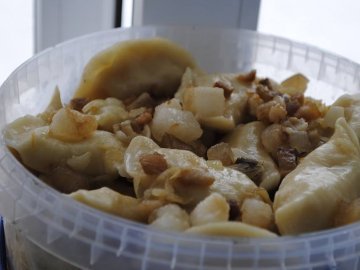 Як у селі під Луцьком ліпили вареники на Схід