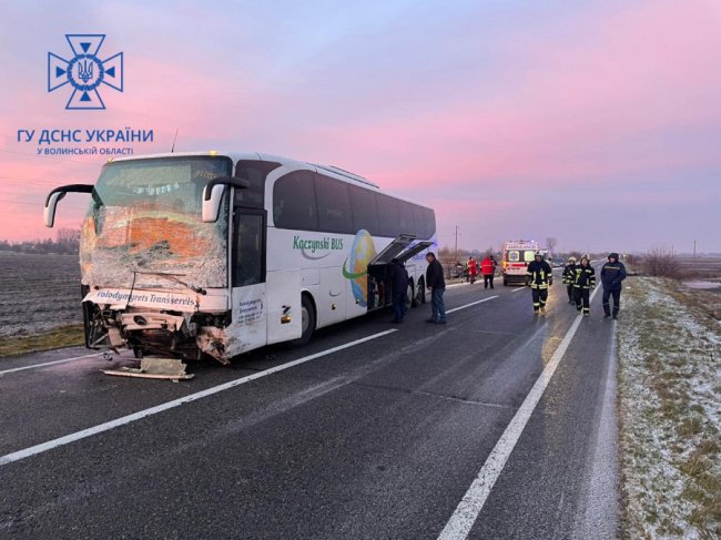 На Волині сталася смертельна аварія за участі пасажирського автобуса. ФОТО