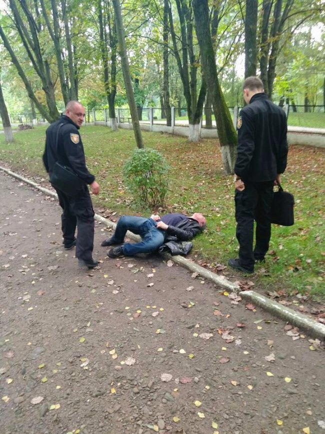 «Приліг відпочити»: у Луцьку з газону підняли п’яного чоловіка