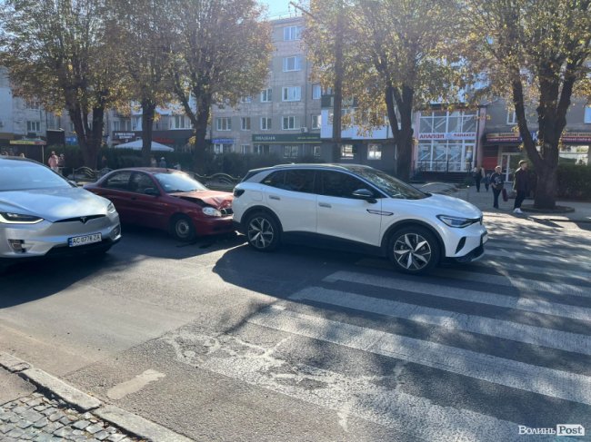 У Луцьку - аварія на проспекті Перемоги: зіткнулися дві автівки 