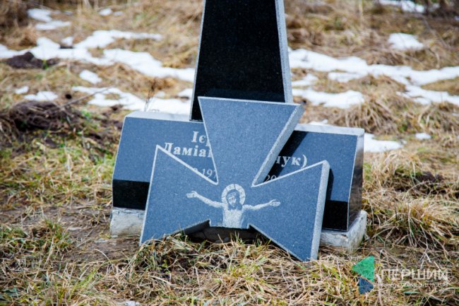 У селі під Луцьком  вандали постійно руйнують пам’ятник на могилі монаха